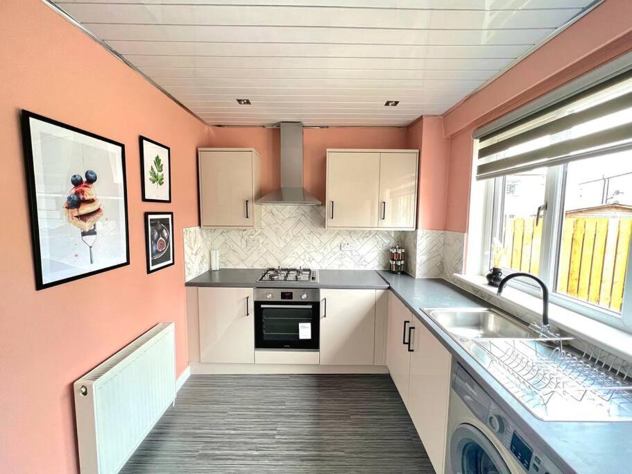 Quirky, Family Home In Glasgow Cardonald Exterior foto